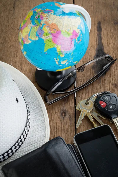 Nycklar och world travel koncept — Stockfoto