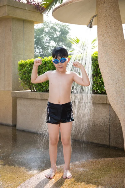 Retrato de menino feliz tomar um banho antes de nadar — Fotografia de Stock