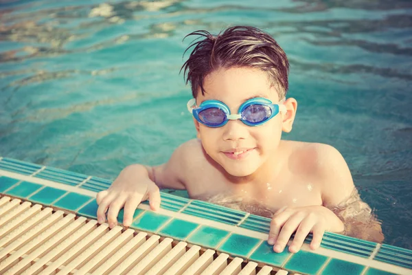 Porträt eines glücklichen kleinen Jungen, der im Pool spielt — Stockfoto