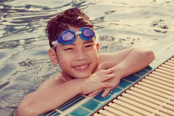 Porträt eines glücklichen kleinen Jungen, der im Pool spielt — Stockfoto