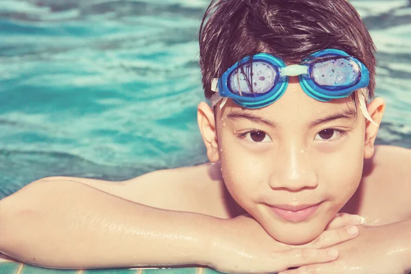 Portrait of happy little boy playing in the pool — Stock Photo, Image