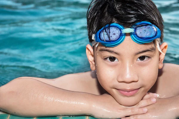 Porträt eines glücklichen kleinen Jungen, der im Pool spielt — Stockfoto