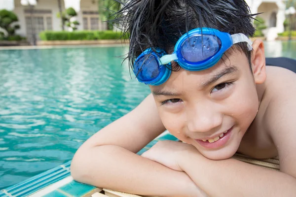 Porträt eines glücklichen kleinen Jungen bereit zum Schwimmen — Stockfoto