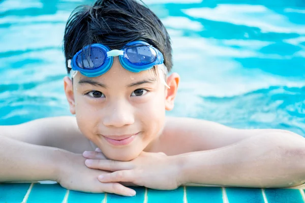 Porträt eines glücklichen kleinen Jungen, der im Pool spielt — Stockfoto