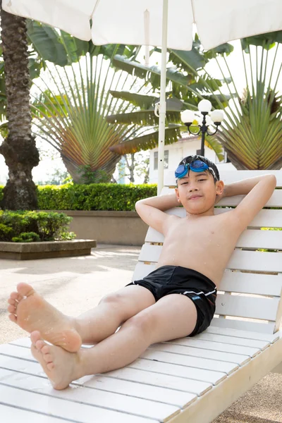 Portrett av en glad liten gutt klar til å svømme – stockfoto