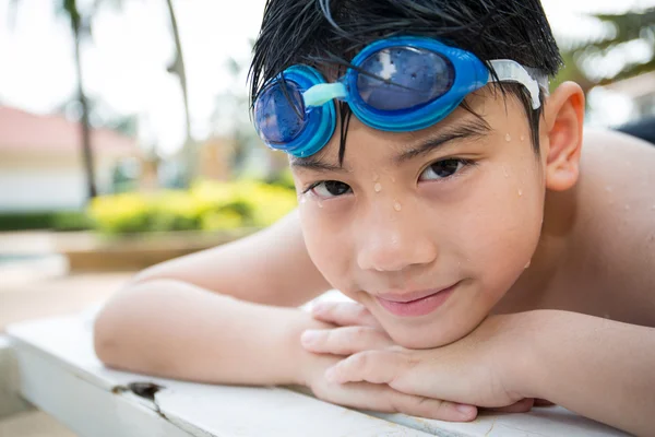 Porträt eines glücklichen kleinen Jungen bereit zum Schwimmen — Stockfoto