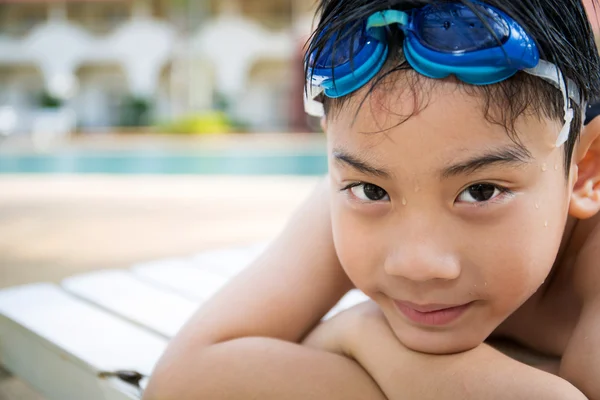 Porträt eines glücklichen kleinen Jungen bereit zum Schwimmen — Stockfoto