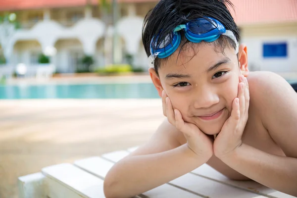 Porträt eines glücklichen kleinen Jungen bereit zum Schwimmen — Stockfoto