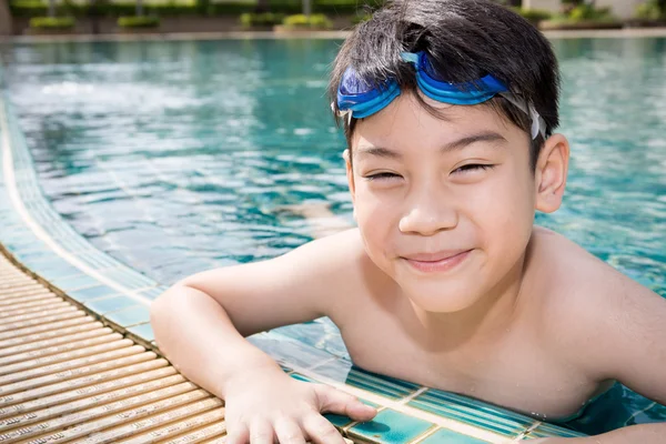 Porträt eines glücklichen kleinen Jungen, der im Pool spielt — Stockfoto