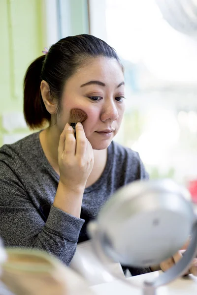 Porträtt av asiatiska vacker kvinna med borste för make-up — Stockfoto