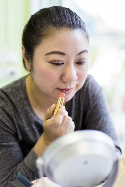 Asiatiska Makeup kvinna sätta läppstift — Stockfoto
