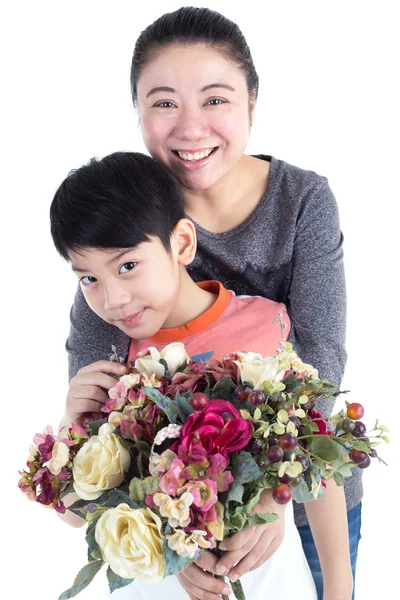 Lilla asiatiska barn med bukett i handen och mor — Stockfoto