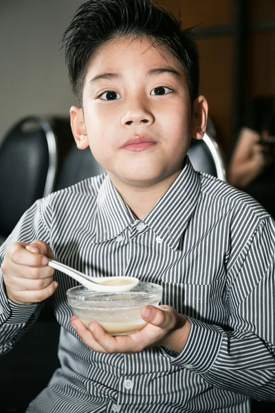 Petit asiatique enfant boire crème de thai dessert — Photo