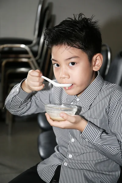 Petit asiatique enfant boire crème de thai dessert — Photo