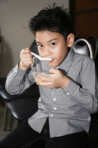 Petit asiatique enfant boire crème de thai dessert — Photo