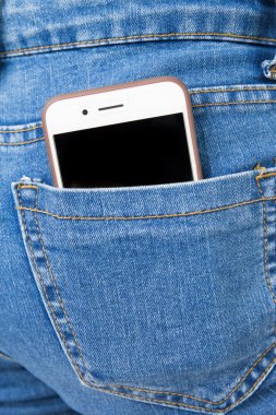 Kız kot arka cebinde cep telefonu