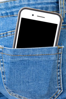 Kız kot arka cebinde cep telefonu