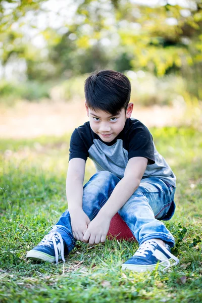 Portrét asijské roztomilý chlapeček v parku — Stock fotografie