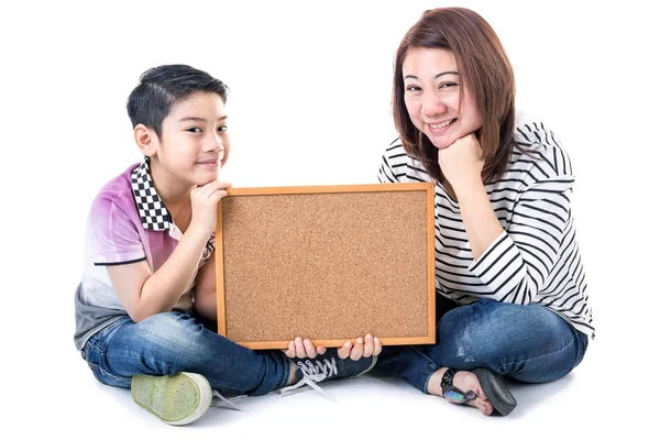 Asiatische Mutter und Sohn halten Holzbrett auf weißem Hintergrund — Stockfoto