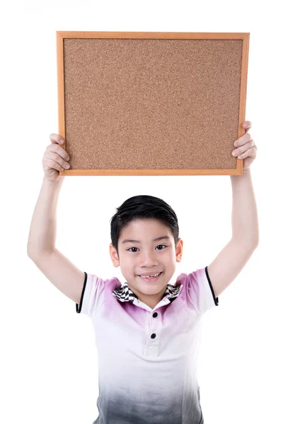 Portrait de petit garçon asiatique tenir panneau de bois sur fond blanc — Photo