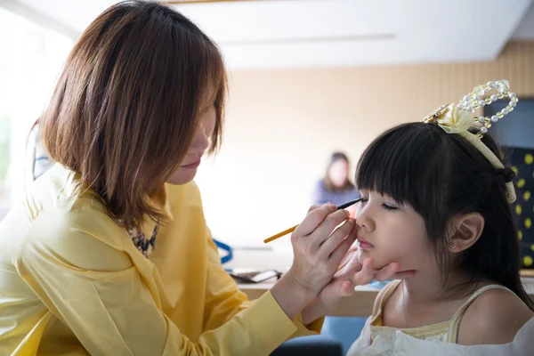 Profesional maquillaje artista trabajo con lindo asiático niño —  Fotos de Stock