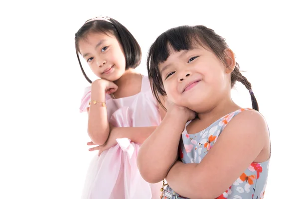 Porträtt av asiatiska liten flicka på vit bakgrund — Stockfoto