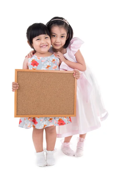 Retrato de niña asiática sostiene tablero de madera sobre fondo blanco —  Fotos de Stock