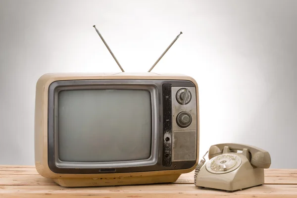 Старый телефон и старинный стиль телевизора — стоковое фото