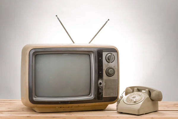 eski telefon ve eski tv vintage tarzı