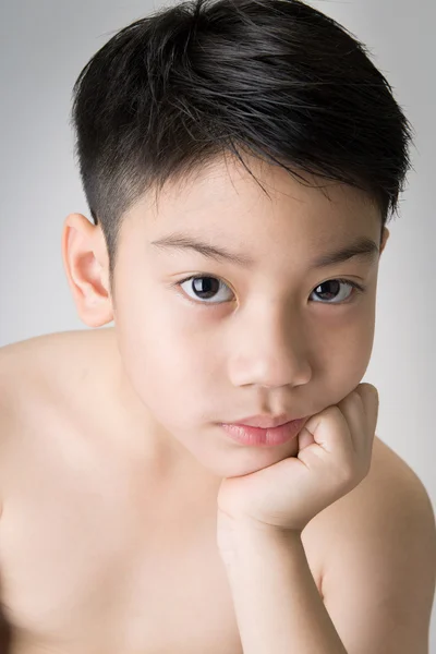 Retrato de asiático bonito menino triste e olhando muito desapontado — Fotografia de Stock