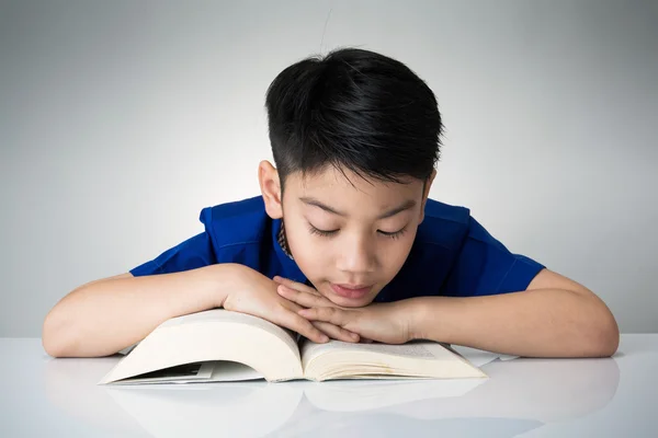 Asijské chlapce číst knihu — Stock fotografie