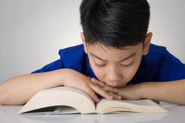 Kleiner asiatischer Junge liest ein Buch — Stockfoto