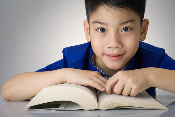 Pequeño asiático chico leer un libro —  Fotos de Stock