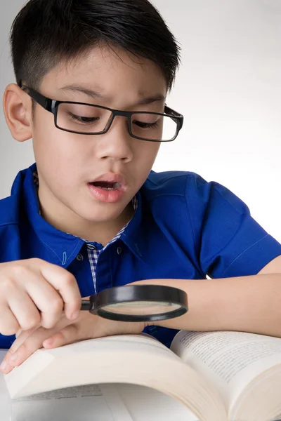 Piccolo asiatico ragazzo leggere un libro — Foto Stock