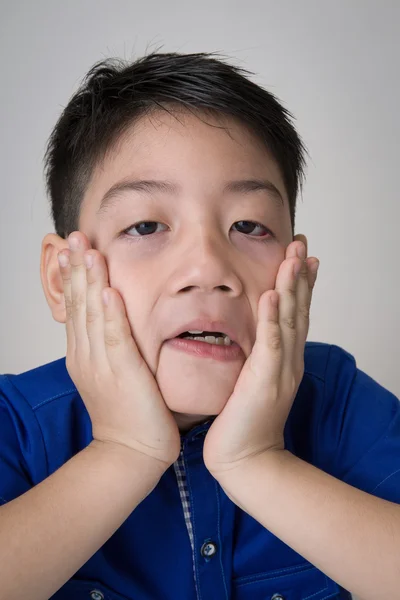 Retrato de asiático bonito menino triste e olhando muito desapontado — Fotografia de Stock