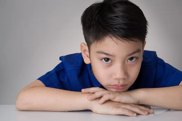 Ritratto di asiatico carino ragazzo triste e guardando molto deluso — Foto Stock