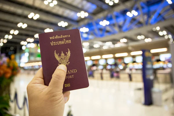 Mano sosteniendo thailand pasaporte — Foto de Stock