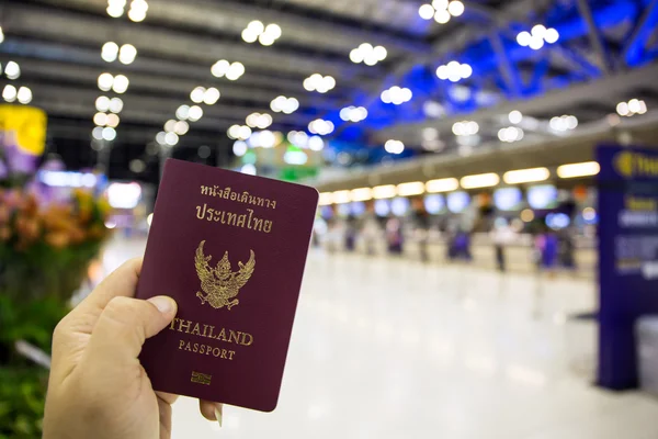 Mano sosteniendo thailand pasaporte — Foto de Stock