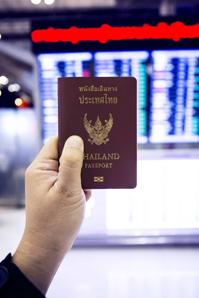 Mano sosteniendo thailand pasaporte — Foto de Stock