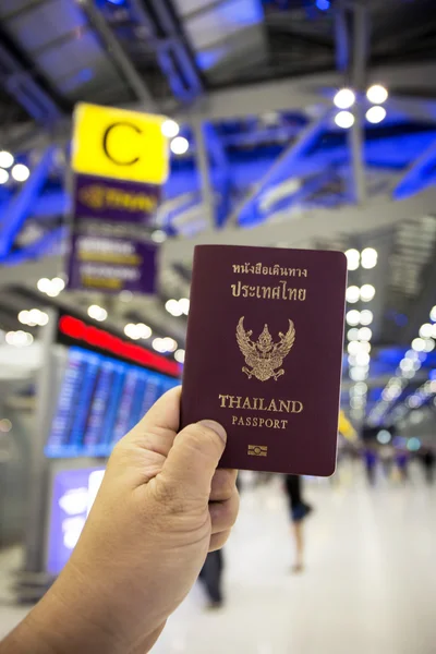 Mano sosteniendo thailand pasaporte — Foto de Stock