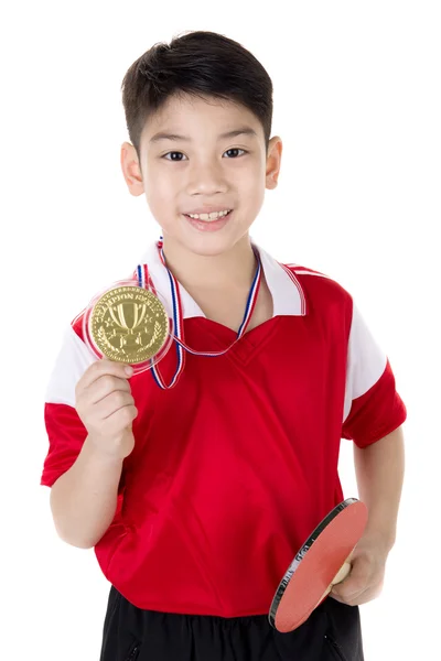 Porträt glücklicher asiatischer Junge spielt Tischtennis — Stockfoto