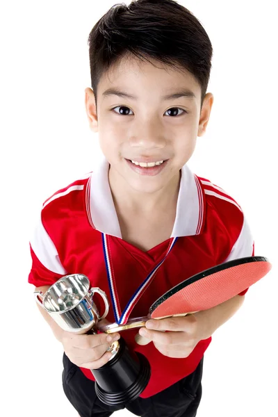 Porträt glücklicher asiatischer Junge spielt Tischtennis — Stockfoto