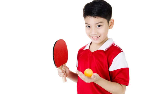 Retrato de feliz asiático chico jugar tenis de mesa — Foto de Stock