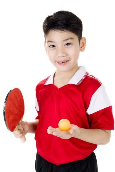 Портрет счастливого азиатского мальчика, играющего в настольный теннис — стоковое фото