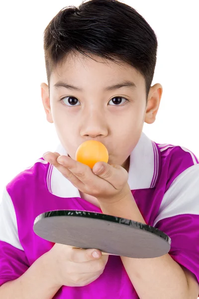 Porträt glücklicher asiatischer Junge spielt Tischtennis — Stockfoto