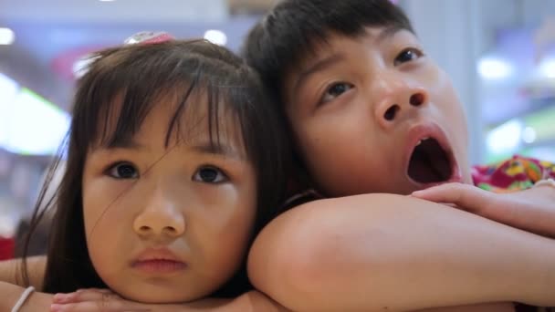 Retrato de niños asiáticos, feliz chico y chica asiática mirando a la cámara y sonriendo. Secuencia — Vídeos de Stock