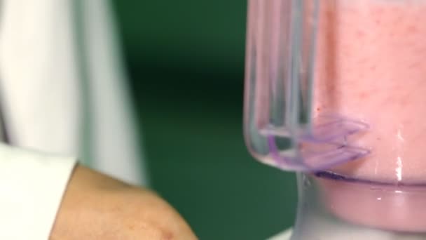 Faire smoothie à la fraise dans un mélangeur 