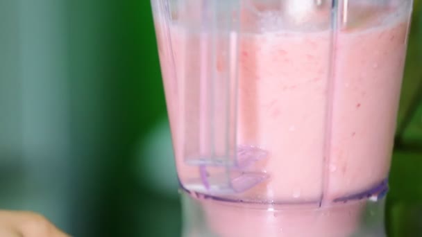 Erdbeer-Smoothie im Mixer zubereiten — Stockvideo