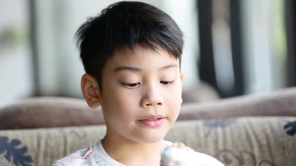 Piccolo asiatico carino ragazzo godere di mangiare un gelato — Video Stock