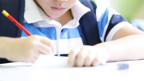 Asiático lindo niño con lápiz, para hacer la tarea en casa — Vídeo de stock